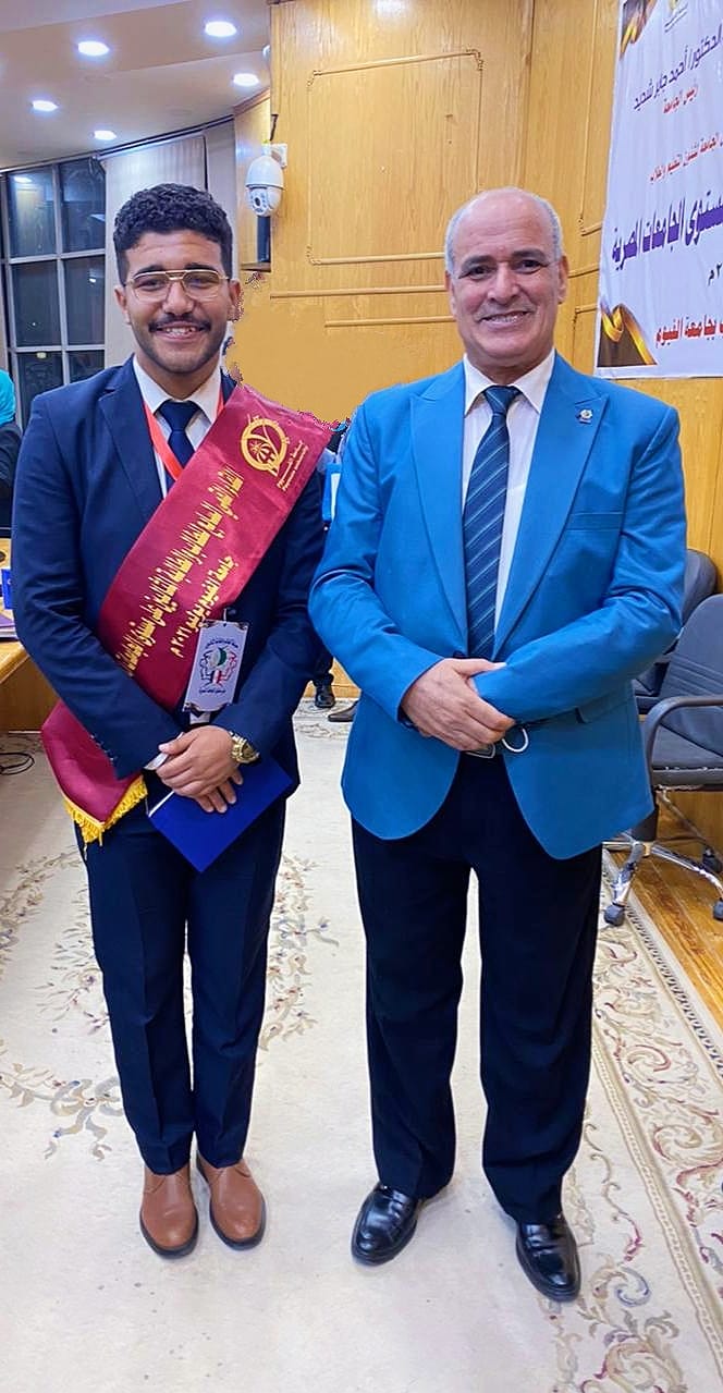 الطالب أحمد دياب، برفقة رئيس جامعة الفيوم