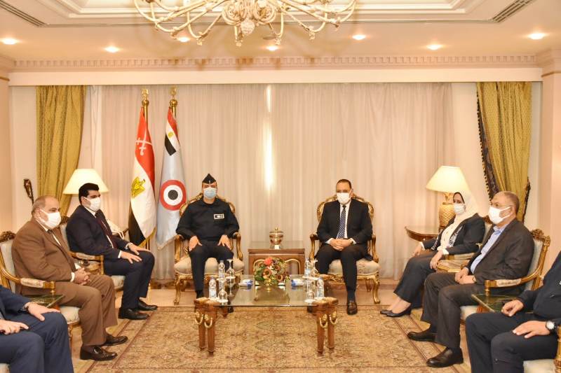 محافظ الشرقية خلال زيارته للكلية الجوية