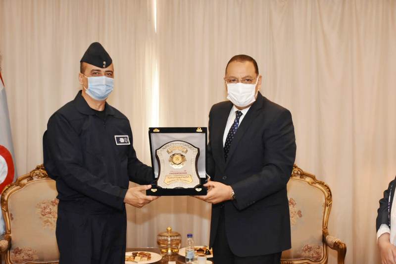 محافظ الشرقية يتبادل الدروع التذكارية مع مدير الكلية الجوية الجديد 01
