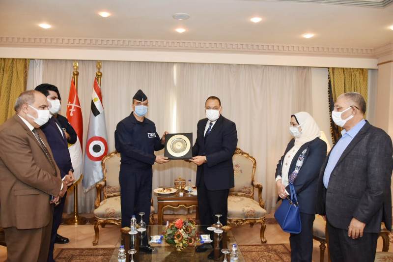 محافظ الشرقية يتبادل الدروع التذكارية مع مدير الكلية الجوية الجديد 03