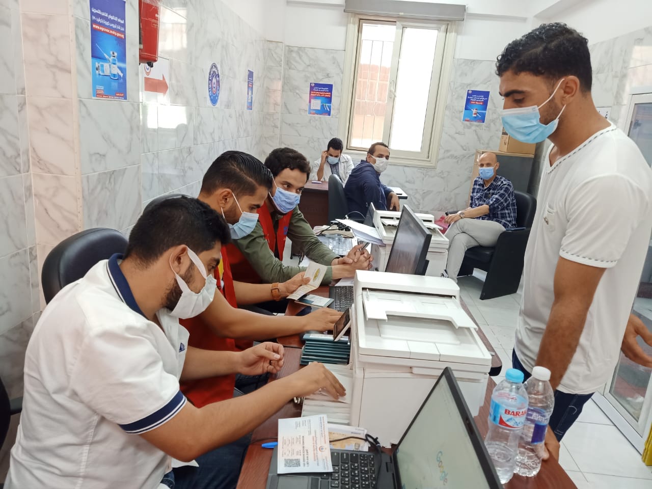 وكيل وزارة الصحة يتابع استخراج شهادات التطعيم ضد فيروس كورونا 04