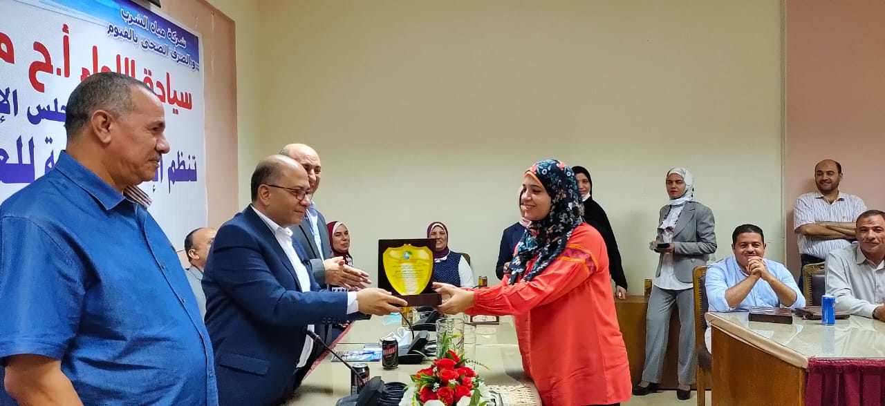 مياه الفيوم تكرم العاملين المتميزين
