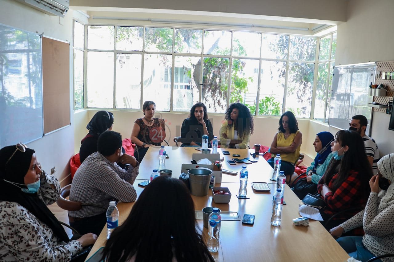 كاتبات ليه لأ خلال حديثهن (3)