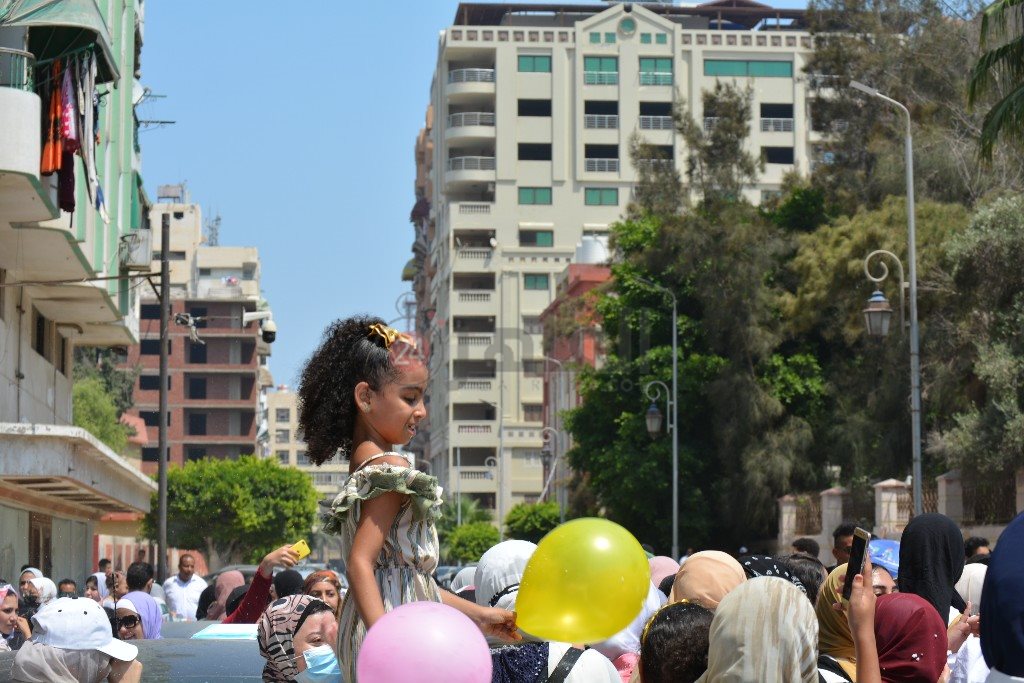 طفلة تحتفل بنهاية إمتحانات الثانوية العامة 