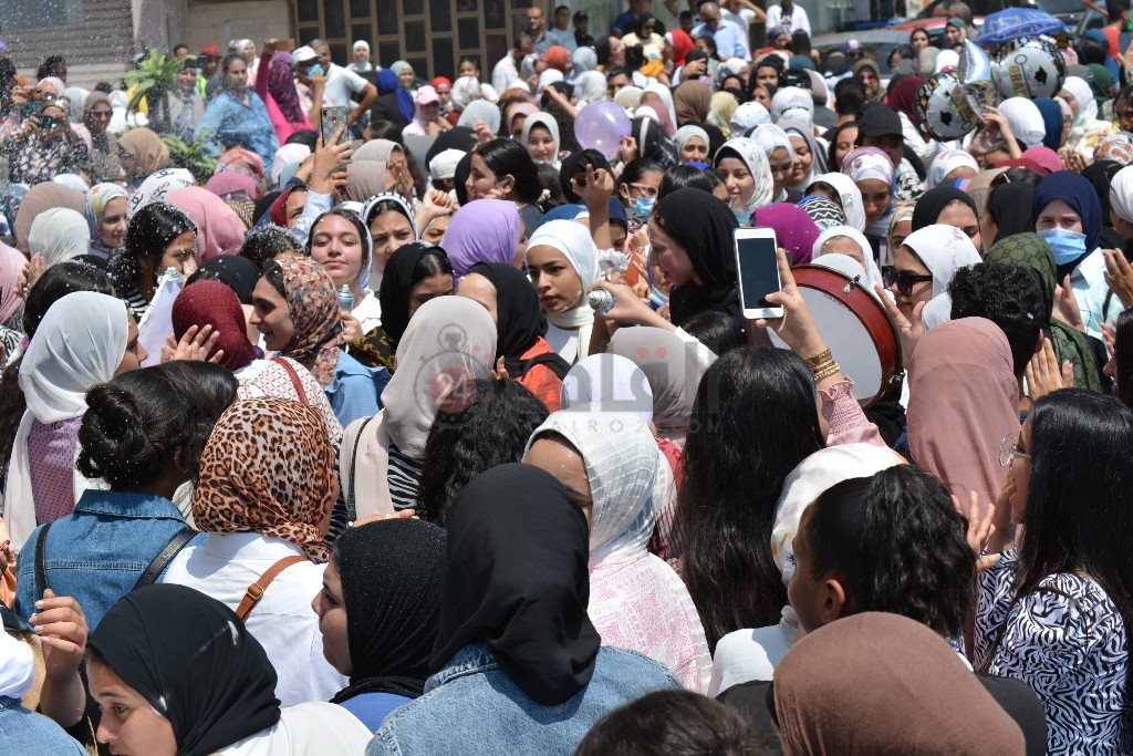 العشرات يحتفلون بنهاية امتحانات الثانوية 