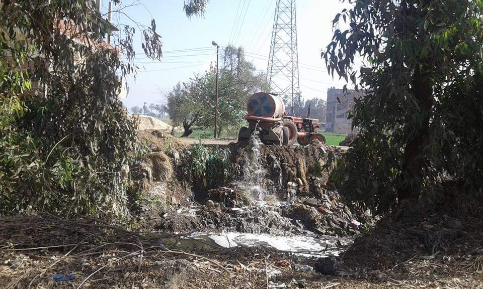 جرار كسح يتخلص من مياه الصرف في ترعة بالشرقية 01