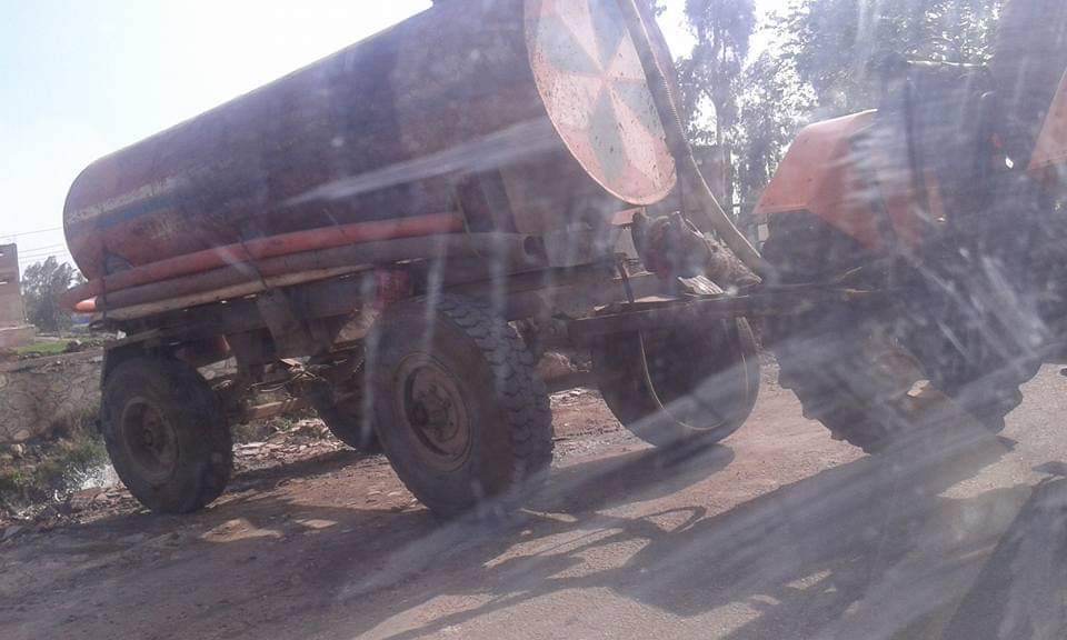 جرار كسح يتخلص من مياه الصرف في ترعة بالشرقية 03