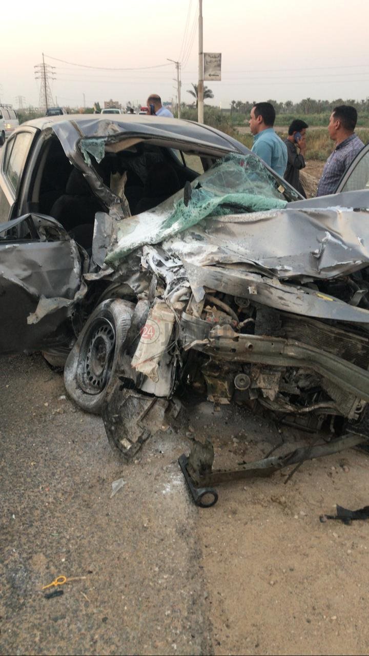 حادث تصادم بين سيارتين على طريق بحيرة قارون