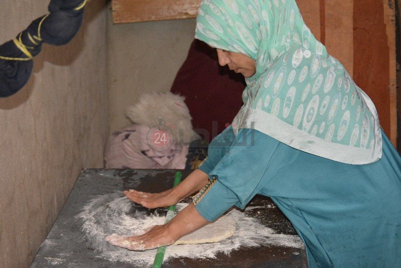 أم محمد تقوم بصناعة الفطير 