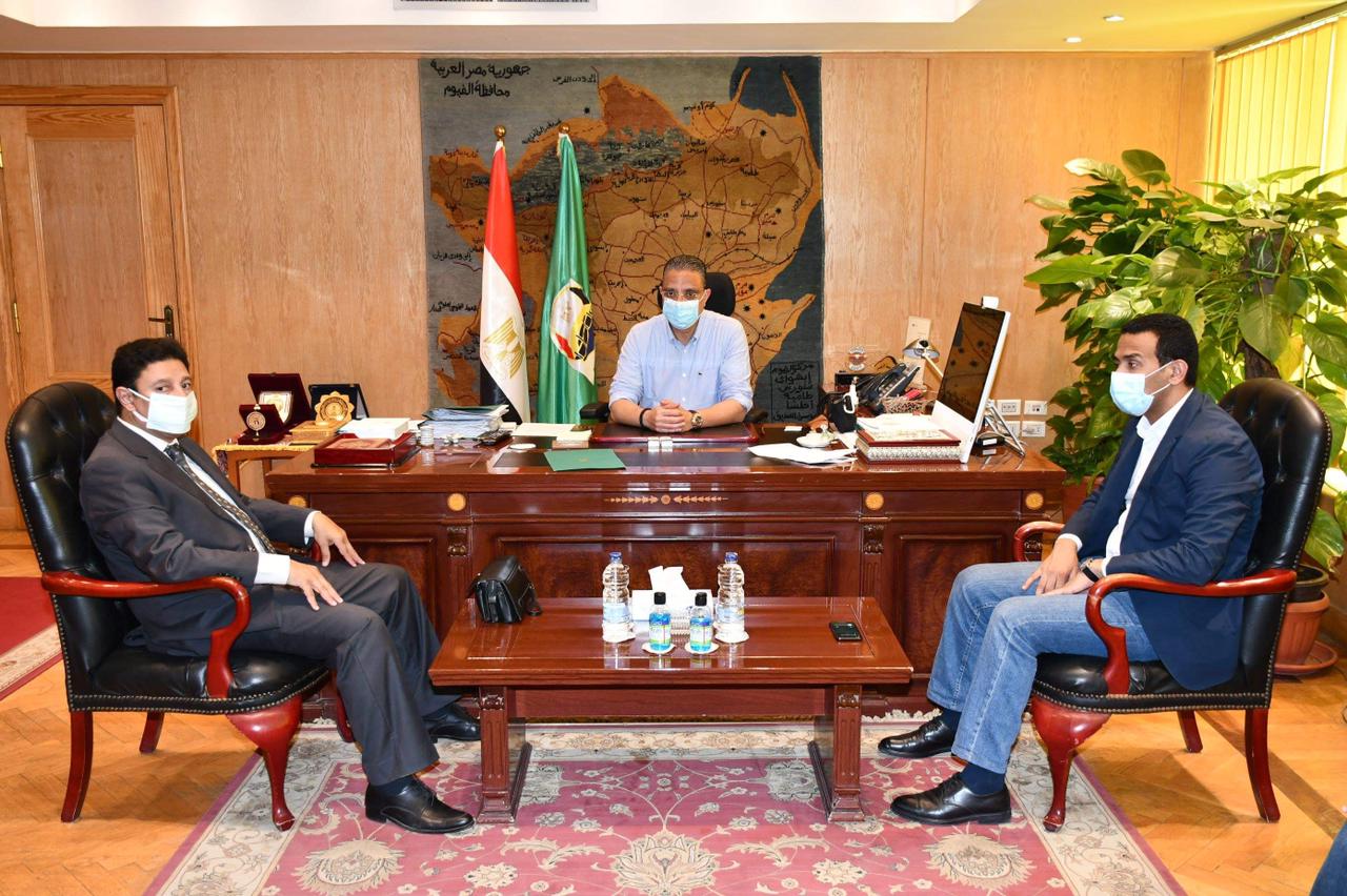 محافظ الفيوم يتابع أعمال القافلة البيطرية بقرية النزلة