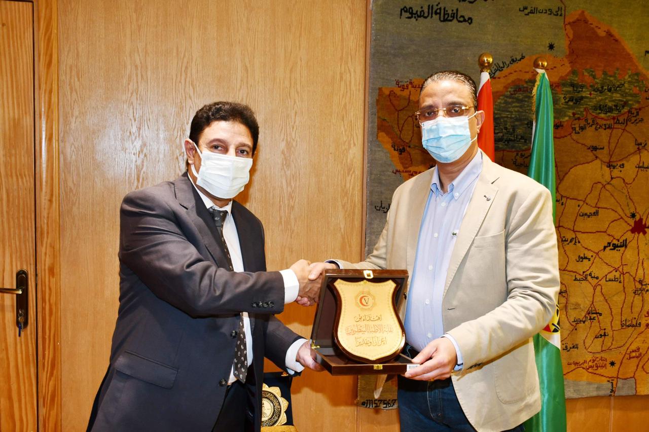نقيب البيطريين يكرم محافظ الفيوم
