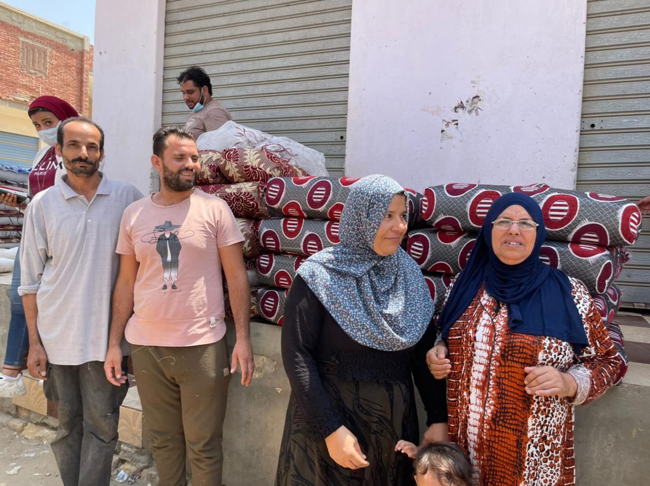 أهالي قرية الأبطال بشرق قناة السويس، يستقبلون الدكتور مصطفى مدبولي رئيس الحكومة ومجموعة من الوزراء، بالزغاريد 