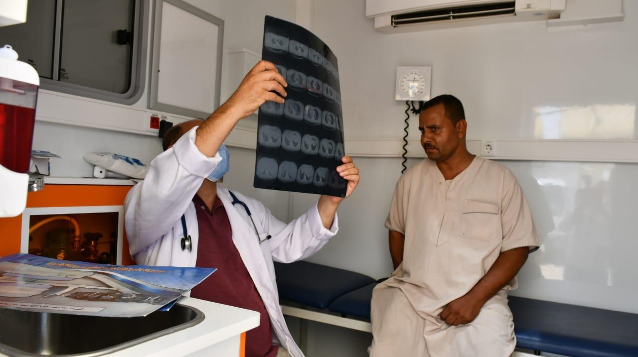 محافظ الفيوم يتفقد أعمال القافلة الطبية للهلال الأحمر