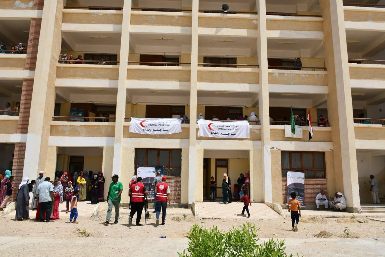 محافظ الفيوم يتفقد أعمال القافلة الطبية للهلال الأحمر