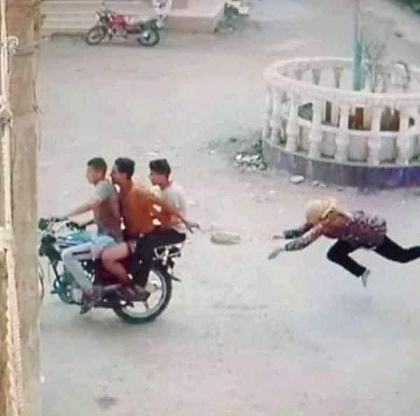 صور متداولة لسحل فتاة من قِبل 3 لصوص على دراجة بخارية بالشرقية 02