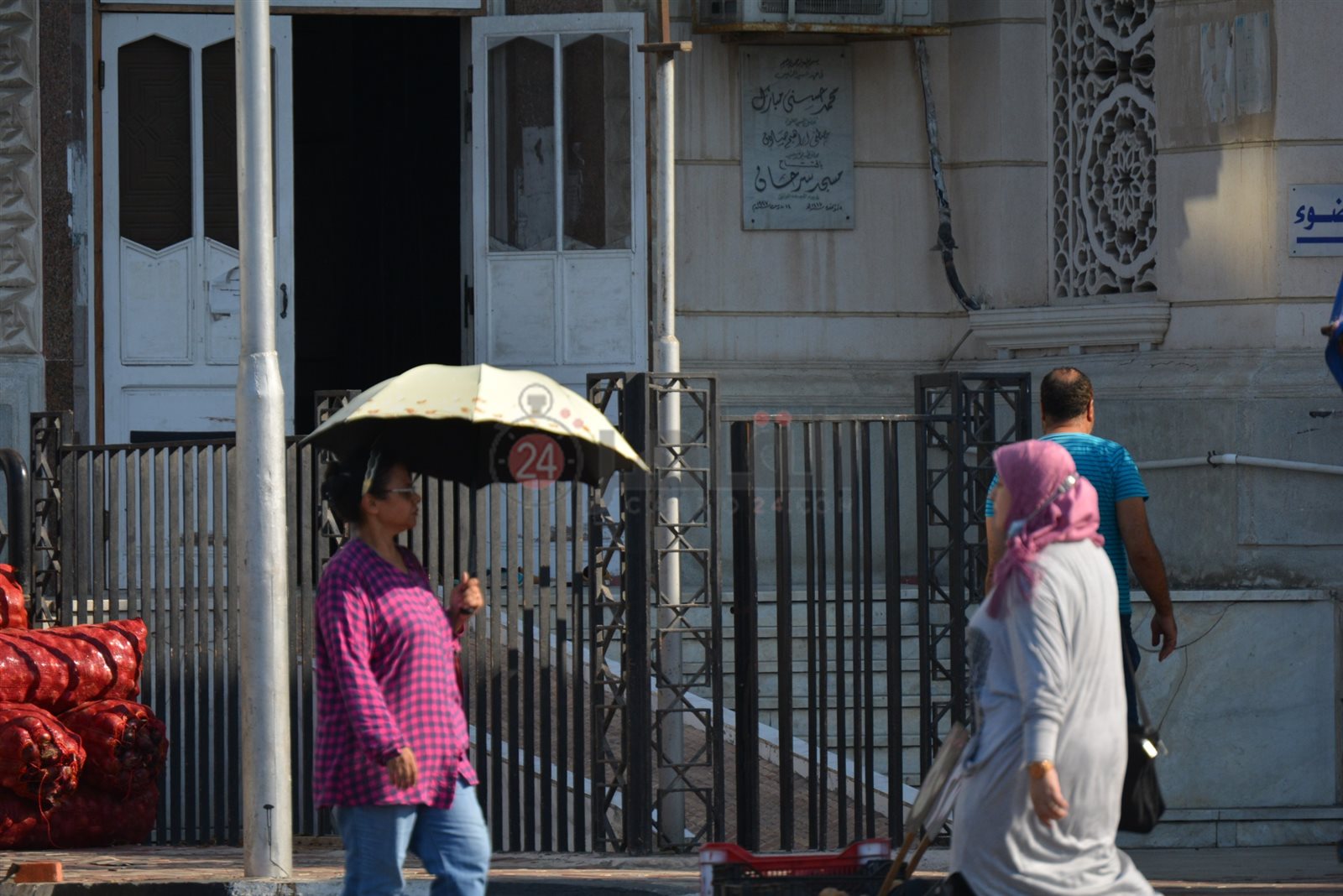 إستخدام المواطنين للشمسية 