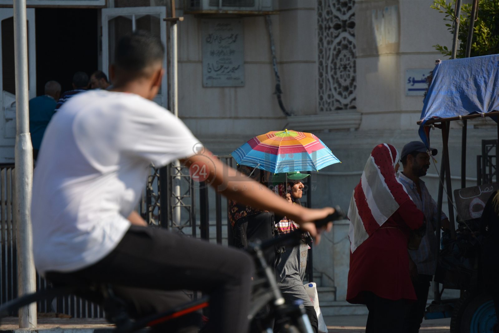 الشمسية لحماية المواطنين من أشعة الشمس