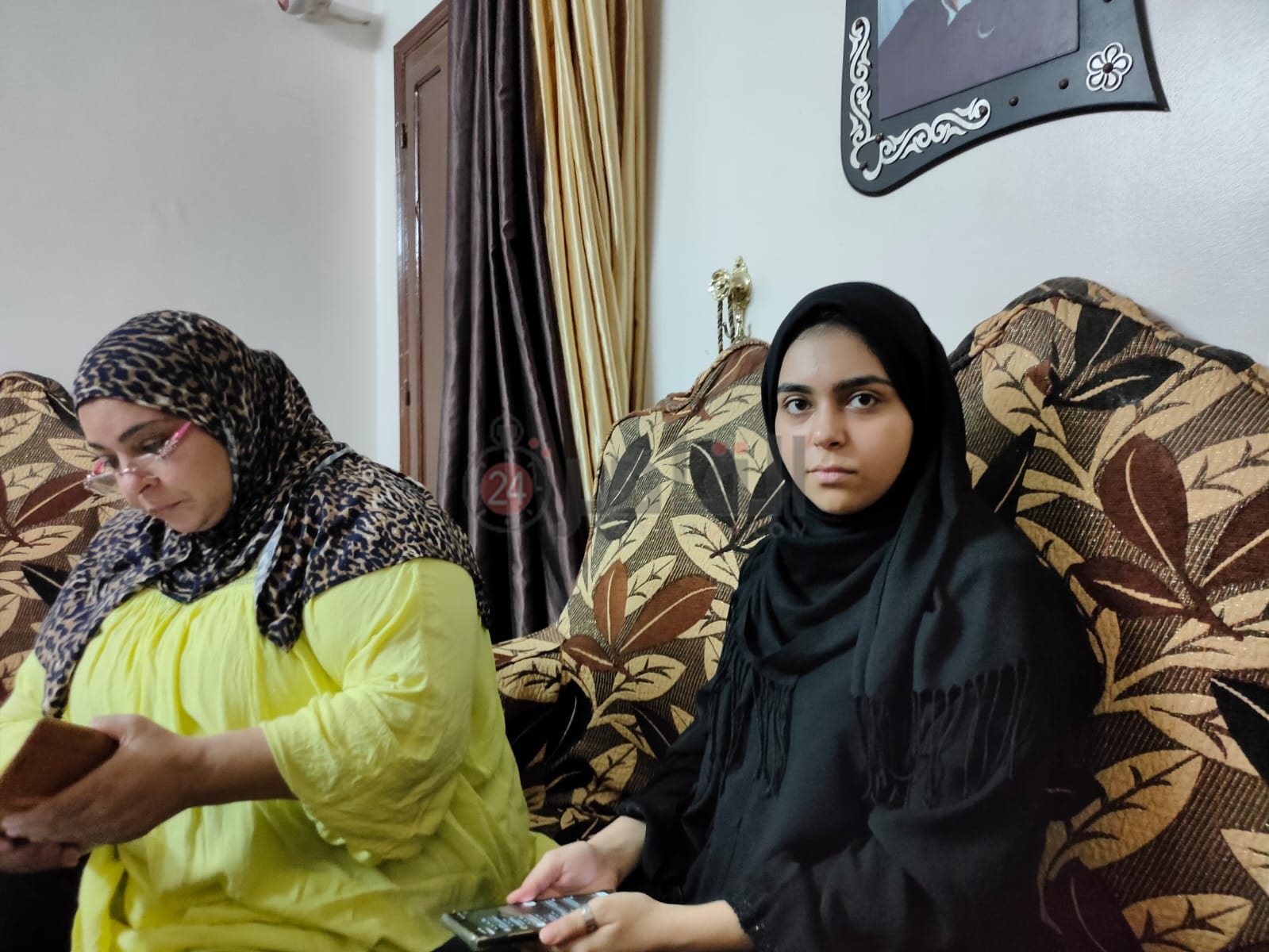 الطالبة ووالدتها أثناء حديثهم لـ القاهرة 24