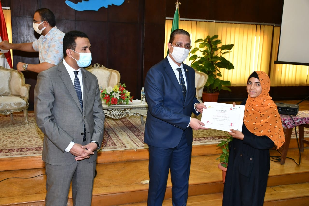 محافظ الفيوم يُسلّم شهادات الاجتياز للقطاع السياحي