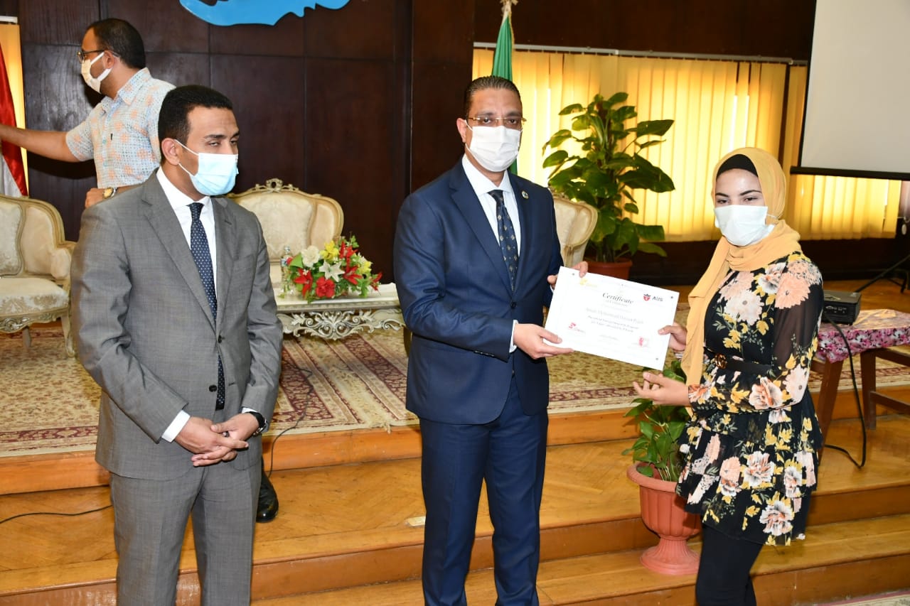 محافظ الفيوم يُسلّم شهادات الاجتياز للقطاع السياحي