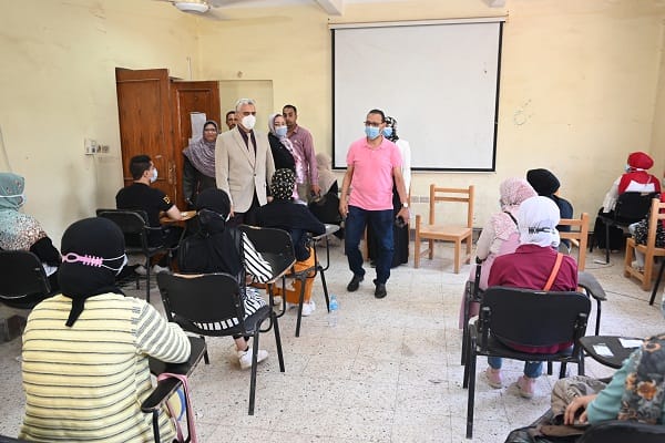 رئيس جامعة الفيوم يتفقد اختبارات القدرات لكلية التمريض