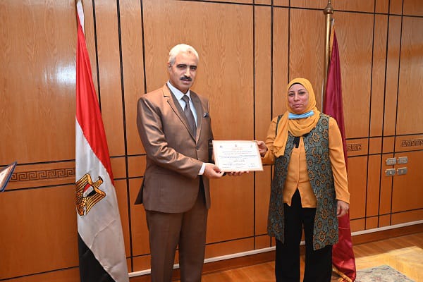 جامعة الفيوم تُكرّم أعضاء هيئة التدريس الحاصلين على «TOT» في مجال محو الأمية وتعليم الكبار