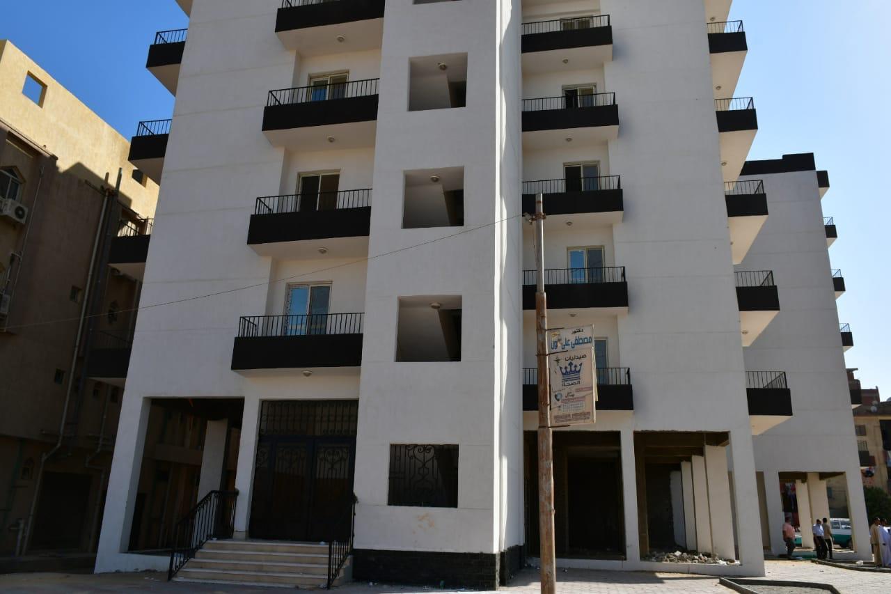 محافظ الفيوم يلتقي سكان عقار الإيواء