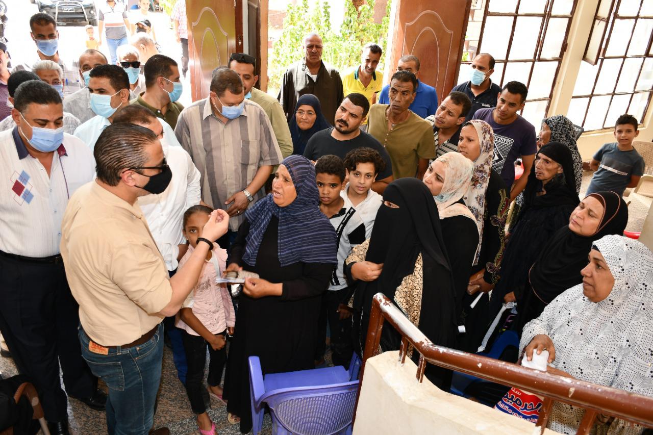 محافظ الفيوم يلتقي سكان عقار الإيواء