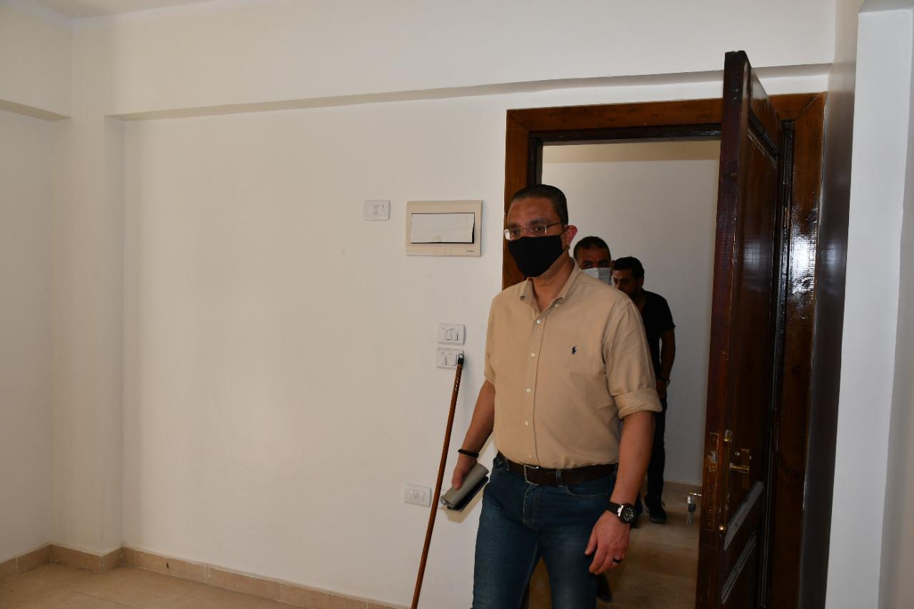 محافظ الفيوم يلتقي سكان عقار الإيواء