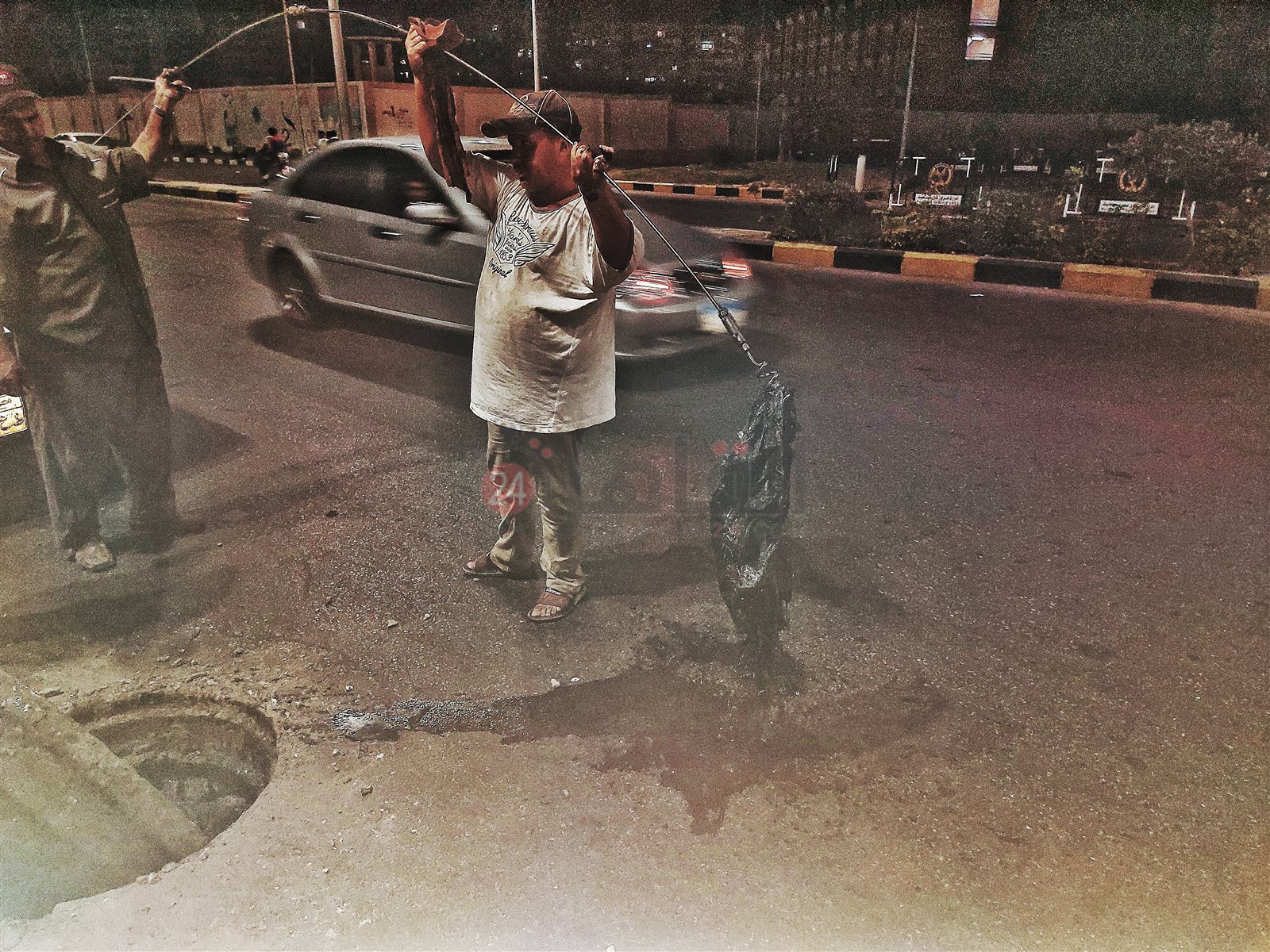 إستخراج جوال من خطوط الصرف الصحي ببورسعيد 