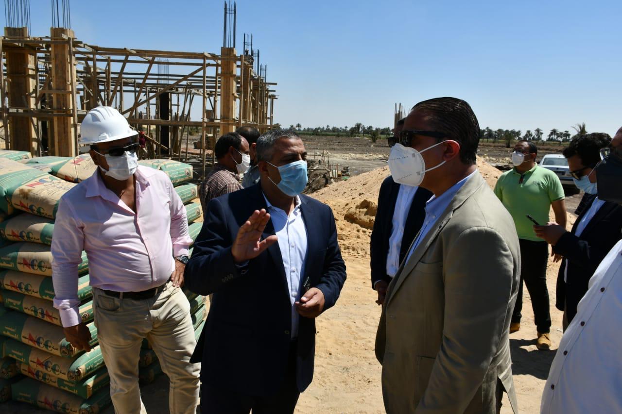 محافظ الفيوم يتفقد أعمال حياة كريمة