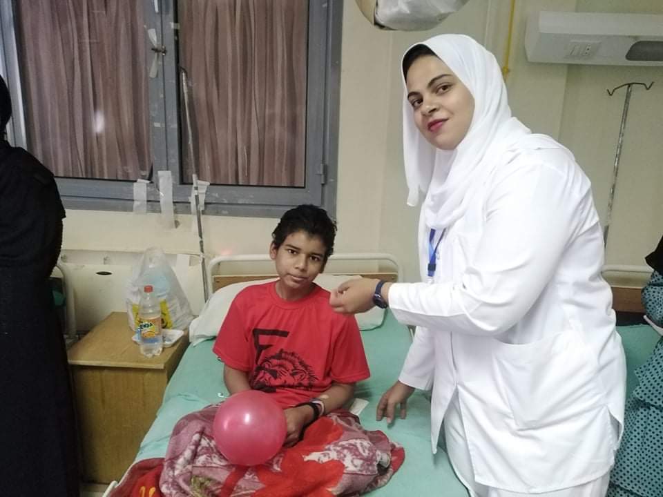 مستشفى أورام قنا يحتفل بعيد ميلاد طفل يعاني من سرطان في الدم