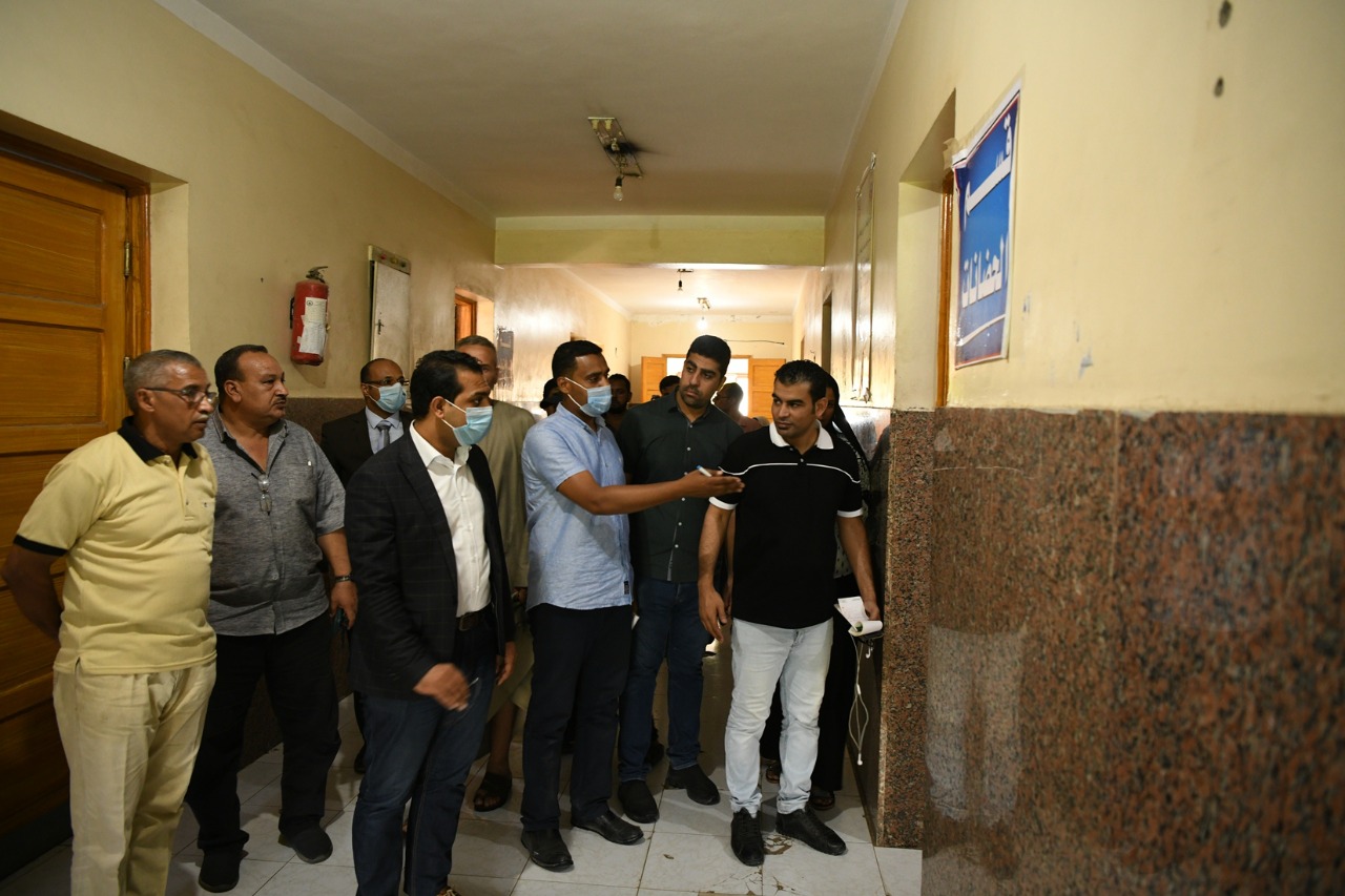 نائب محافظ قنا يتابع تداعيات حريق قسم الأشعة