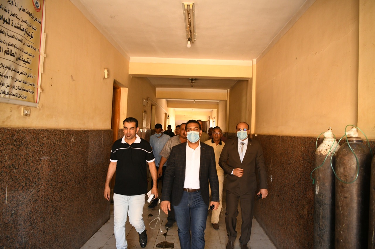 نائب محافظ قنا يتابع تداعيات حريق قسم الأشعة