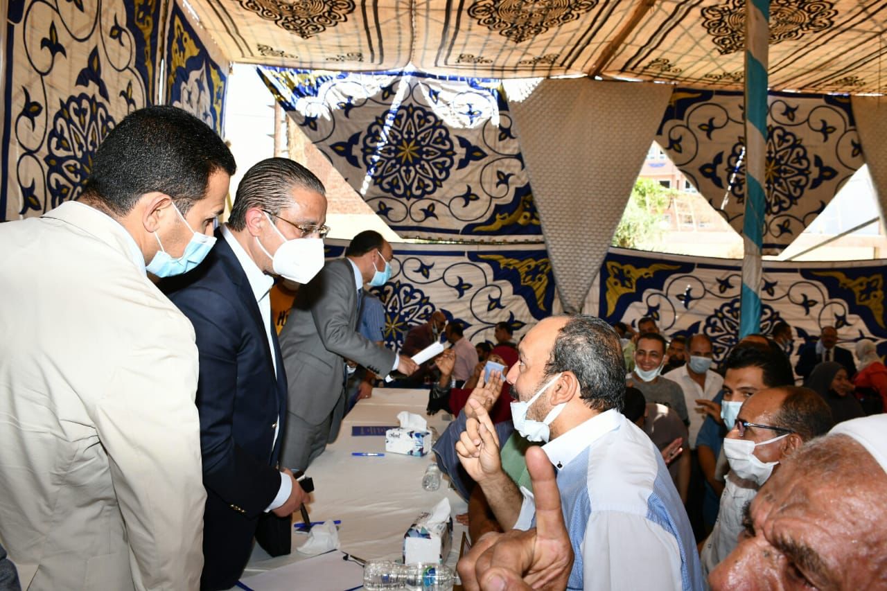 محافظ الفيوم يعقد جلسة الاستماع والتشاور المجتمعي لبرنامج توسعات مشروعات الصرف الصحي