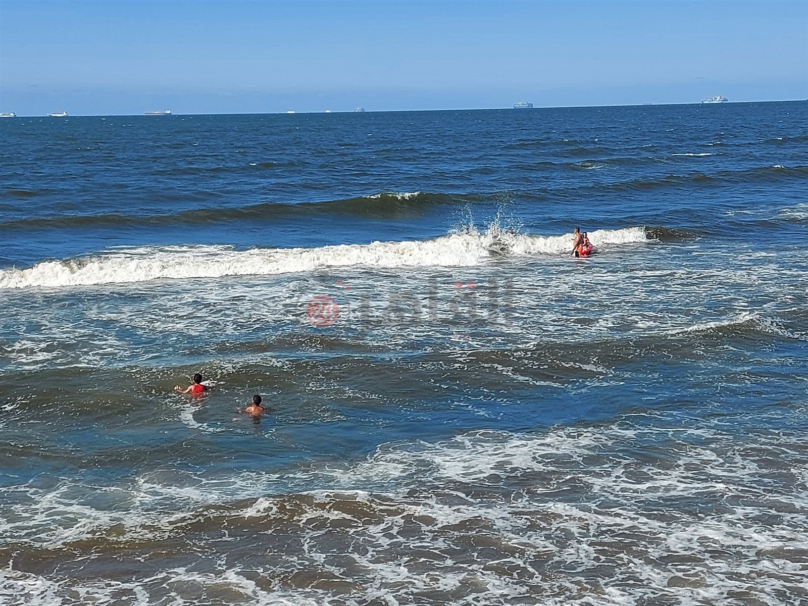 أمواج في شاطئ بورسعيد 