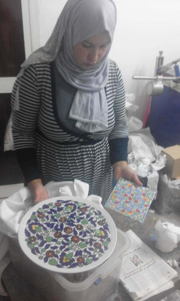 هناء أثناء الرسم 2