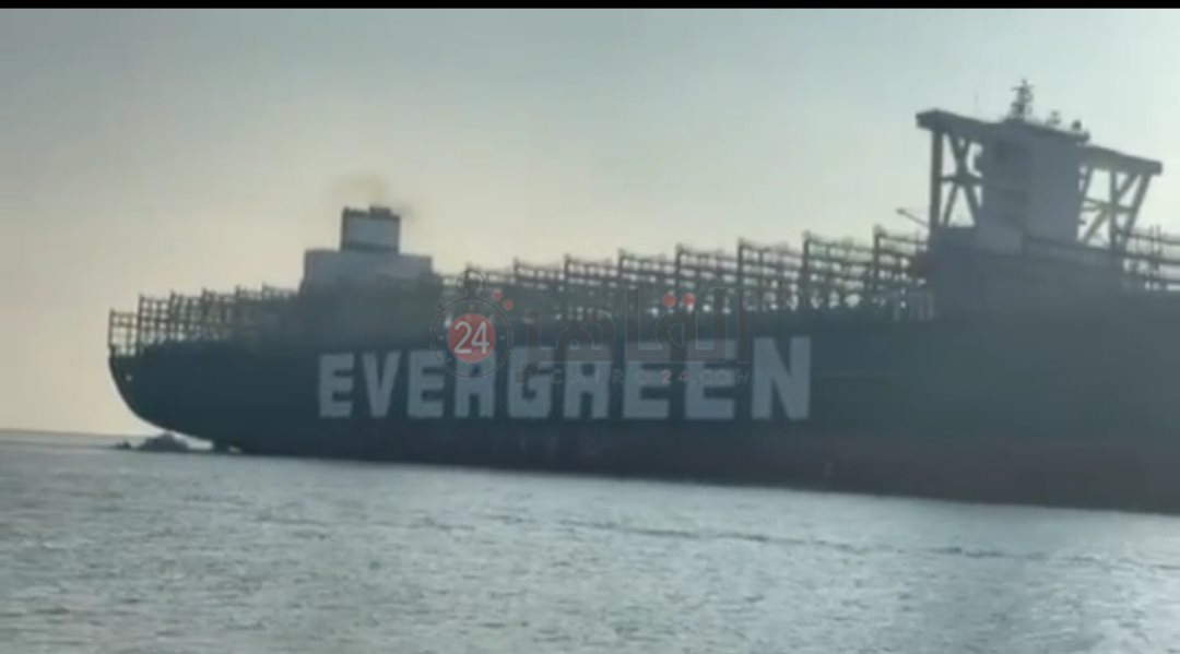 السفينة إيفرجيفن تعبر قناة السويس من جديد