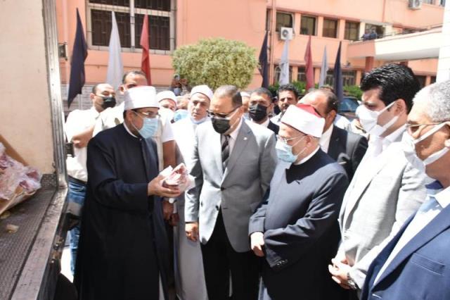 وزير الأوقاف والمحافظ يوزعان لحوم على الفئات المستحقة بالشرقية 01