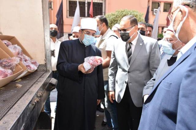 وزير الأوقاف والمحافظ يوزعان لحوم على الفئات المستحقة بالشرقية 03