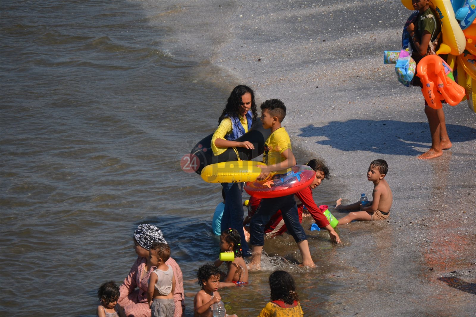 عوامة كاوتش السيارة علي شاطئ بورسعيد