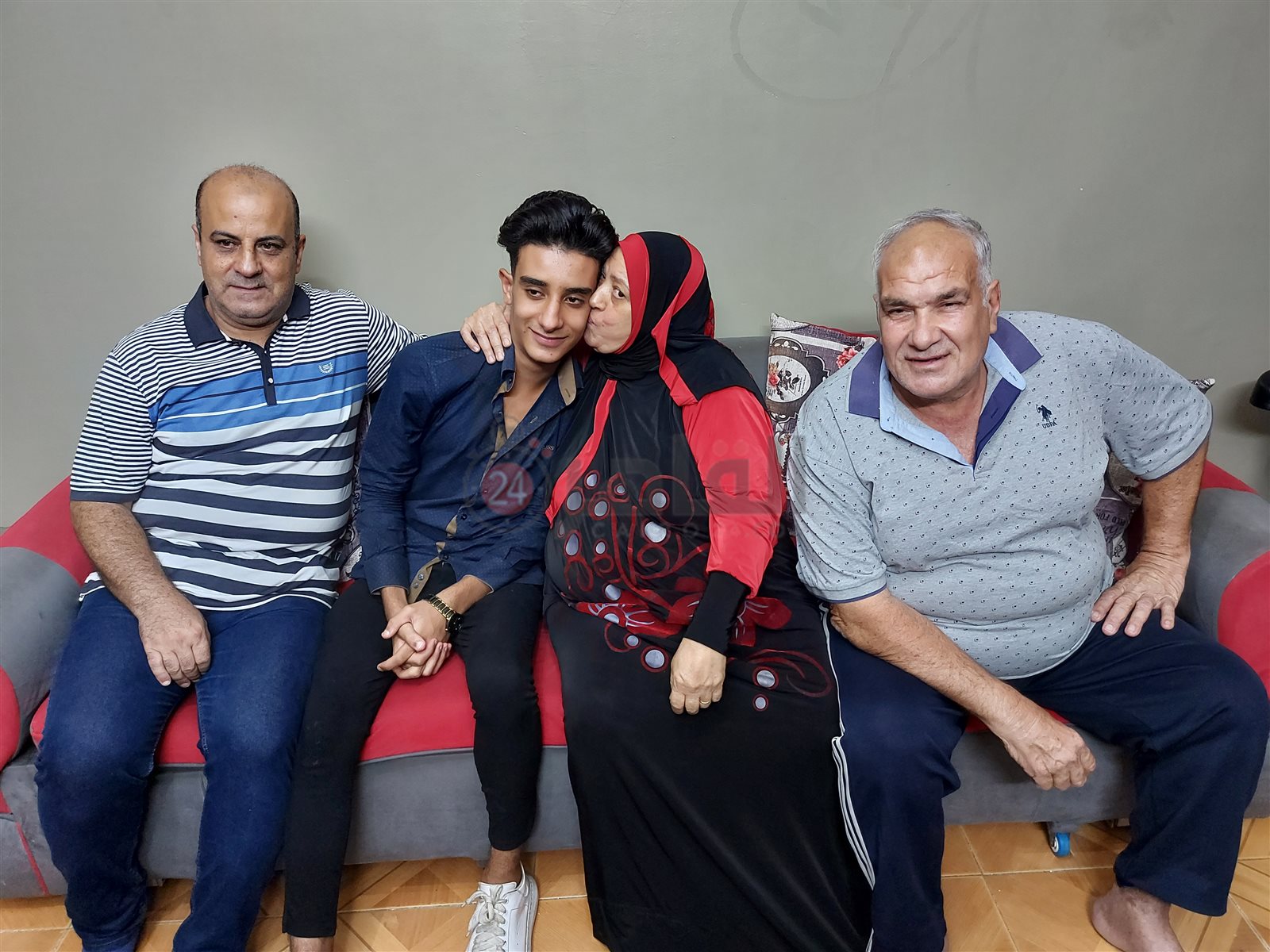 جدة الشاب عبد الرحمن تحتفل ببطولته 