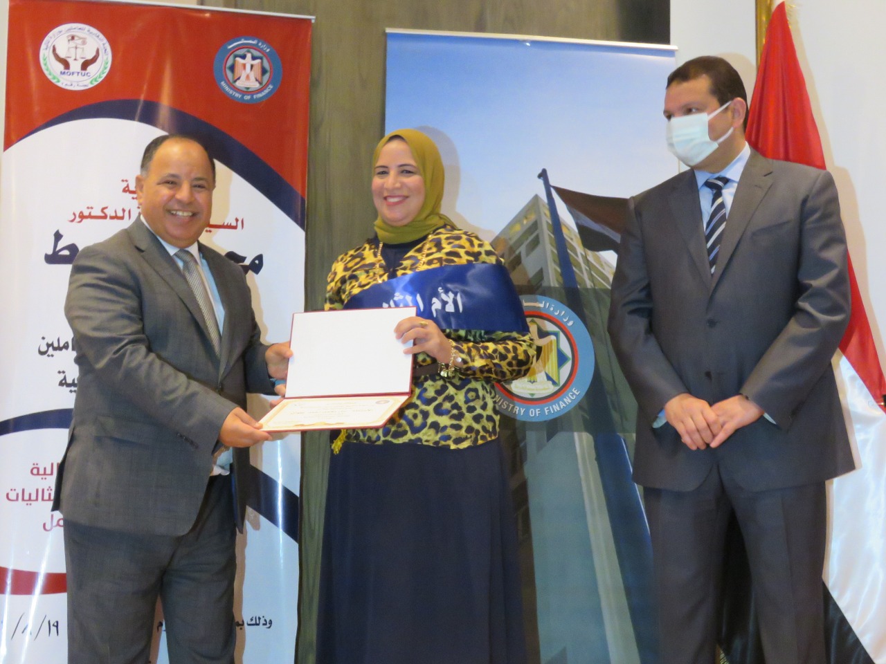 وزير المالية يكرم رائدات مصر 15