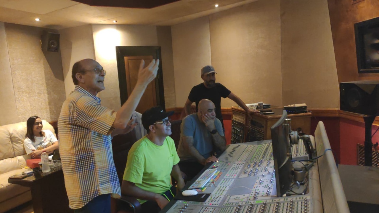 كواليس تسجيل محمد صبحي لأغنيات مسرحيته الجديدة (6)