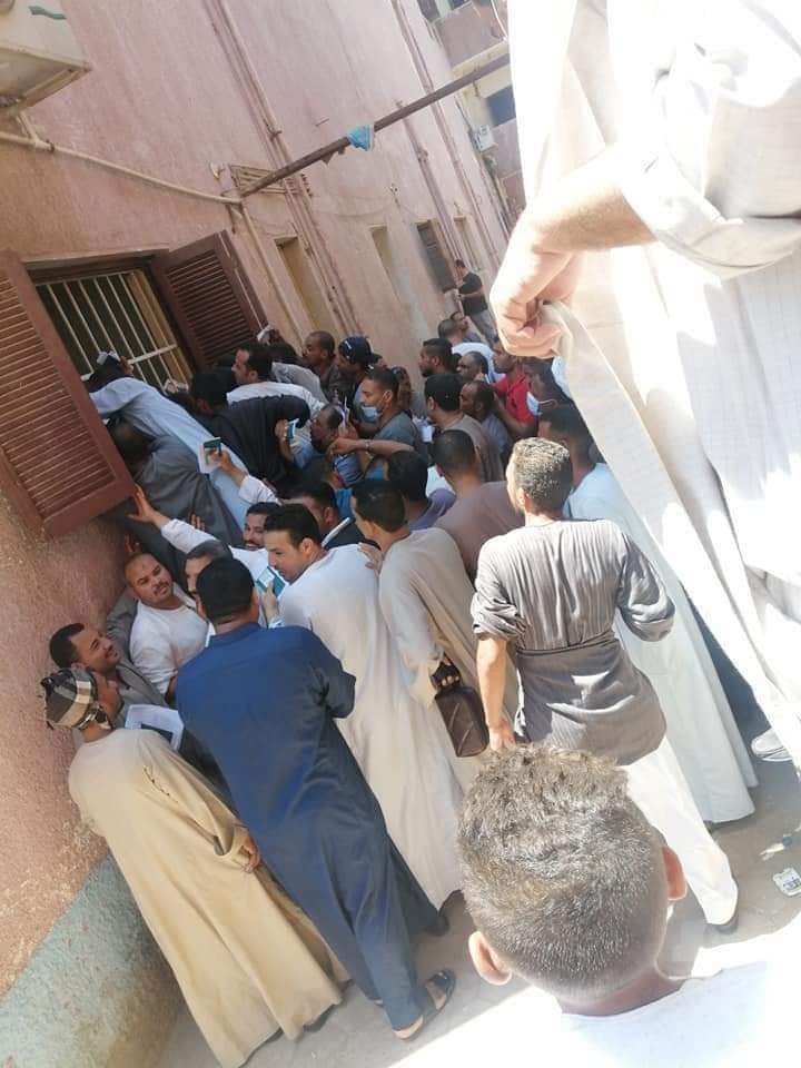 ازدحام المواطنين بمراكز تطعيم المواطنين بلقاح كورونا بسوهاج 