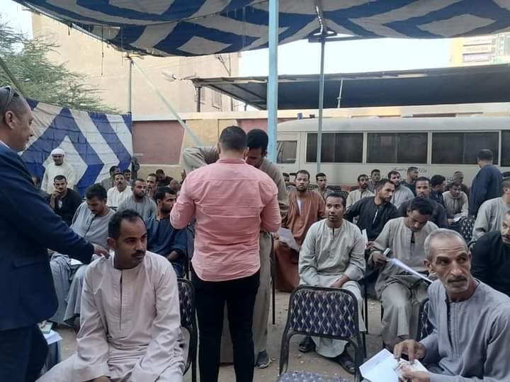 ازدحام المواطنين بمراكز تطعيم المواطنين بلقاح كورونا بسوهاج 