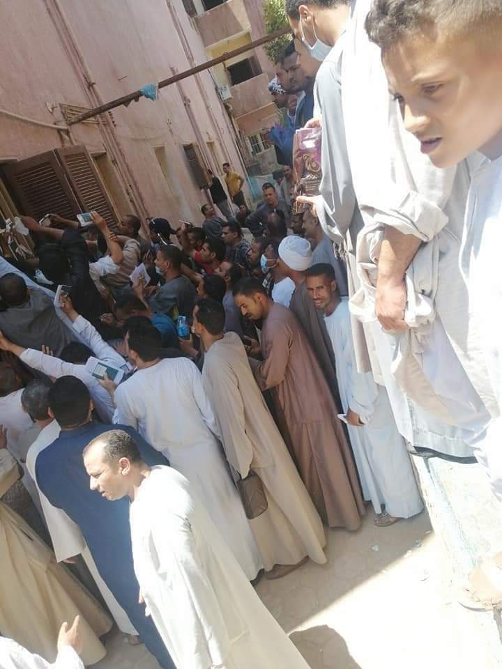 ازدحام المواطنين بمراكز تطعيم المواطنين بلقاح كورونا بسوهاج 