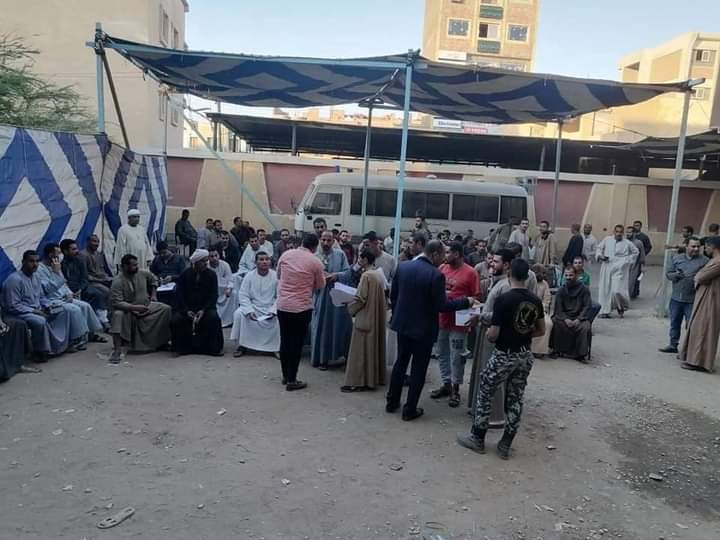 ازدحام المواطنين بمراكز تطعيم المواطنين بلقاح كورونا بسوهاج 