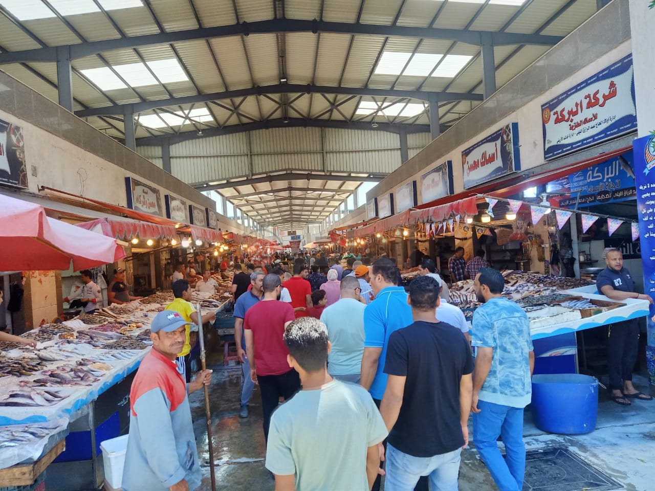 عمال النظافة بسوق أسماك بورسعيد