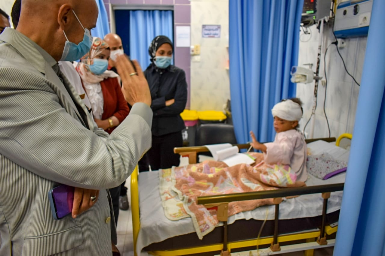 وكيل وزارة الصحة بالشرقية يزور الطفلة ضحية الاغتصاب 02